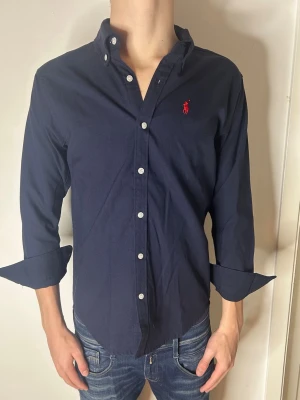 Ralph Lauren Skjorta Mörkblå S - Storlek: S | Skick: 9/10 | Färg: Mörkblå | Nypris: 1300-1500 kr | Skriv vid minsta fundering | Skickas 24h inom köpet |