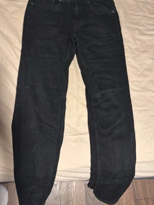 Svarta straight jeans - Säljer ett par svarta slimmy jeans från lager 157. Storlek 31/32