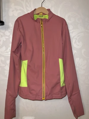 Rosa träningsjacka från LOOP Sport - Träningsjacka från LOOP Sport. Tillverkad i ett stretchigt funktionsmaterial som passar perfekt till träning, löpning eller konståkning. Köptes ny från hemsidan loop sport för 1195kr⛸️🌟storleken är 12 år men skulle säga runt XS i vanlig storlek. Hör av er om frågor ❤️