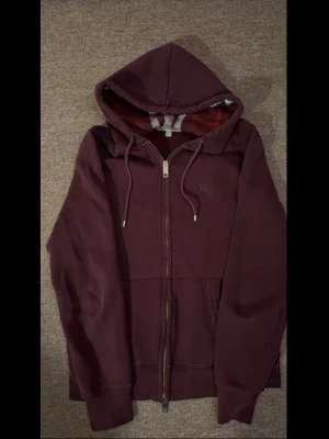 Vinröd Burberry hoodie  - Mörkröd Burberry hoodie i Storlek M. Skicket är bra