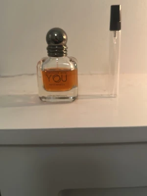 Emporio Armani Stronger With You Intensely - Emporio Armani Stronger With You Intensely EdP med en elegant glasflaska och silverfärgad rund kork. Doften har en varm bärnstensfärgad vätska och flaskan har en modern, stilren design. Perfekt för dig som gillar exklusiva och intensiva parfymer.