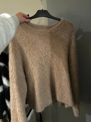 Beige fluffig stickad tröja med alpacka - Fin tröja som inte sticks. Storlek L men använt den oversized som en S❣️alpacka blandning