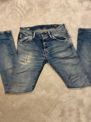 Jack n Jones, Glenn slim fit jeans  - Feta jack n Jones jeans i storleken W29 L32. Modellen är Glenn slim fit. Jeansen har inga defekter förutom en fläck vid vänster knä, som säkert går bort i tvätten. Priset är även inte hugget i sten. Vid frågor är de bara höra av sig! 