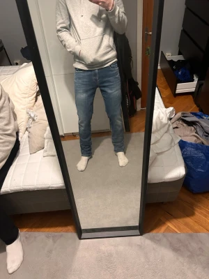 Blå Replay Grover jeans herr - Snygga blå jeans från Replay, modell Grover. Klassisk femficksdesign med diskreta slitningar och raka ben. Jeansen har normal passform och är tillverkade i mjukt denimtyg som ger en skön känsla. Perfekta för en avslappnad och trendig look. Storlek 29/32