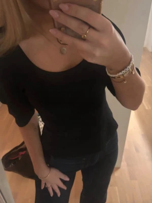 Snygg svart topp  - Från Gina tricot, storlek Xs, inga defekter och är fortfarande i super fint skick 