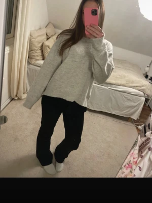 Stickad trlja - Grå stickad tröja från Gina Young. den har en fläck på ena ärmen som inte går bort. storlek 170