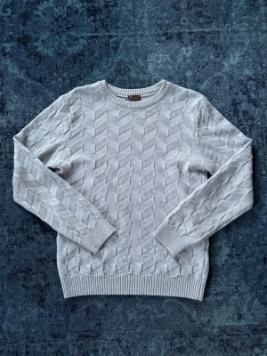 Stenströms Crewneck - Stickad tröja från Stenströms i 100% merinoull som inte säljs längre | Den är i nyskick | Kvitto finns | Strolek M | Nyrpis ca 3000kr | Passar dig som är mellan 180-185cm | Pris 999kr | Hör av dig vid frågor eller funderingar!