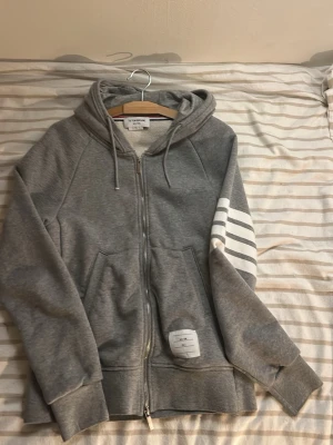 TB TON BDOUNE - Säljer en tom brown liknande hoodie pga för liten och snörerna av klippta därav priset sitter som en xs skulle jag säga inga fläckar inga hål endast det med snörena kom med frågor. MVH
