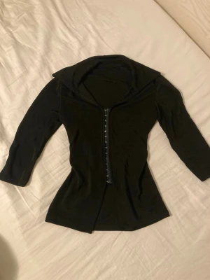 gothic topp - snygg gothic topp i polyester med hakar fram och trekvartsärmar.