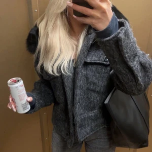 Meotine Jacka - Säljer nu min super fina meotine jacka. Den är i lite tjockare material så den är perfekt även när det blir kallare. Den är helt slutsåld på hemsidan. Använd fåtal gånger💕skriv vid frågor