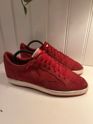 Golden Goose skor  - Säljer dessa unika Golden Goose i stolek 41 men kan även passa något större. Som ni ser inuti är det väldigt sparsamt använda och i fint skick. Endast skor medföljer. Har du frågor eller funderingar är det bara att du hör av dig🙌👌