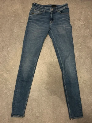 Blå skinny jeans från tiger of Sweden  - Snygga blå skinny jeans från tiger of Sweden jätte skinne ett bält håll håller sig med livet och ett hål jätte skinny