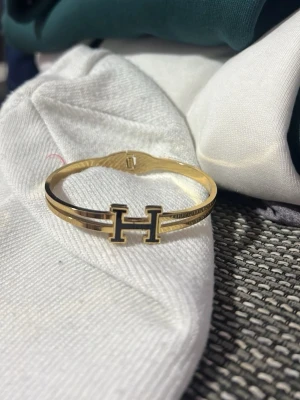 Hermes armband i guld  - Hermes armband i guld redo att skickas denna är även helt ny sugen på den skämms inte kom in i dm! Fraktar samma dag annars garanterat dagen efter!