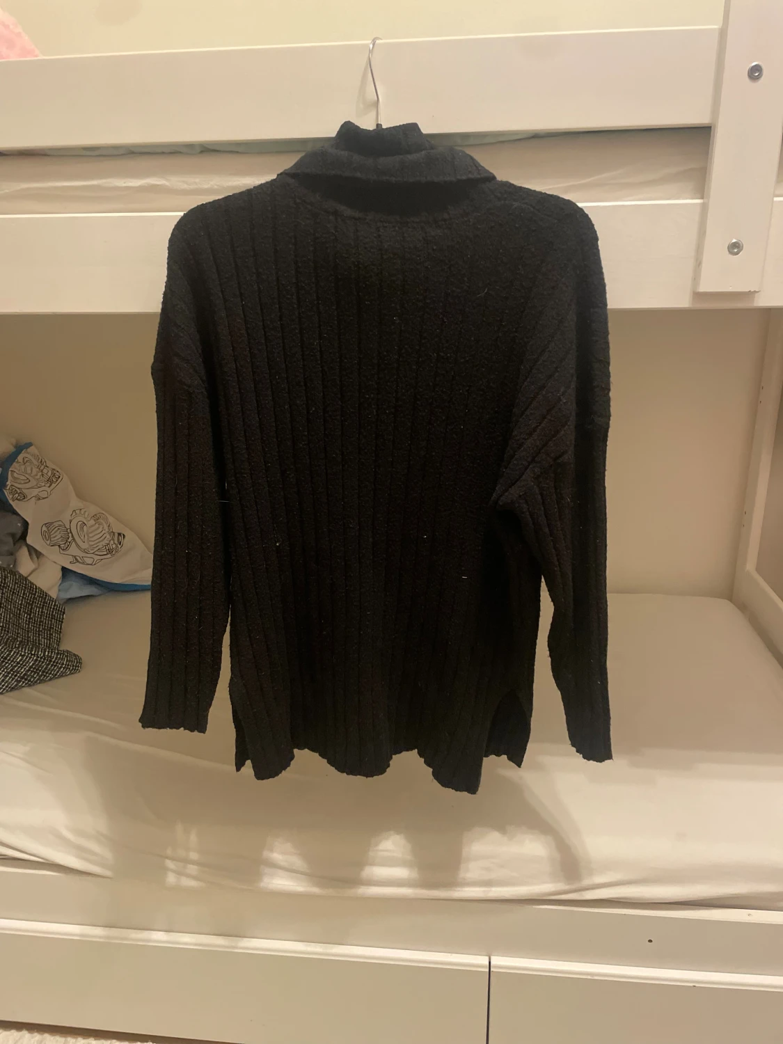 Svart ribbad polotröja 