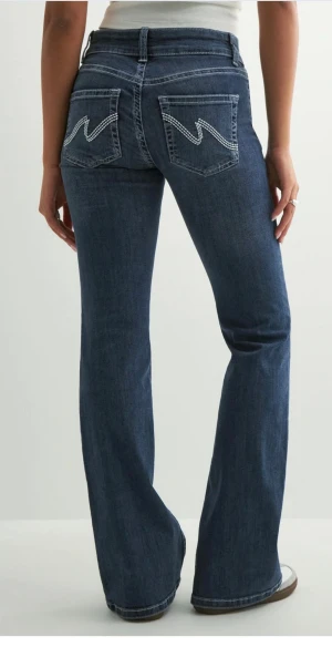 Blå bootcut jeans från Nelly - Snygga low waist jeans från Nelly, bootcut. Storlek 32. Använda någon enstaka gång, därför är skicket jättebra 🙂 Skriv om ni har frågor eller om ni vill ha fler bilder. 🥰