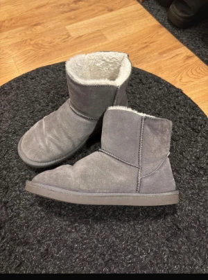 Uggs - Mysiga grå boots från Next med mjukt fuskpälsfoder på insidan. 