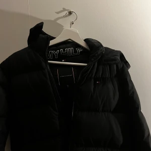 Tommy hilfiger jacka - Tommy Hilfiger jacka – som ny! Säljer min Tommy Hilfiger jacka i superbra skick, nästan som ny. Köpt på Kidsbrandstore, använd väldigt lite. Storlek 152, men passar ungefär 152–164 cm. Säljer bara för att den blivit lite för liten.
