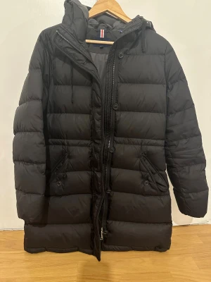 Svart lång GANT pufferjacka/dunjacka - En vinterjacka från gant som är använd några få gånger. Nypris 3000