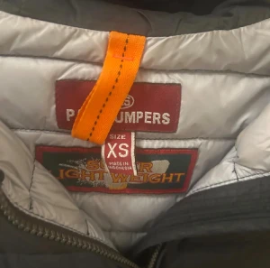 Parajumper  - En helt ny Parajumper jacka som jag behöver sälja för att den aldrig har kommit till användning, pris kan diskuteras vid snabb affär och vill bli gärna av med den så snabbt så möjligt. Nypris 5000kr