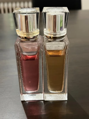 Miss Dior Parfym Duo - Två exklusiva Miss Dior-flaskor: Eau de Parfum och Parfum. Perfekt för dig som vill ha en lyxig touch i din samling. Snygg design och ikonisk look från Dior, passar dig som gillar att sticka ut.