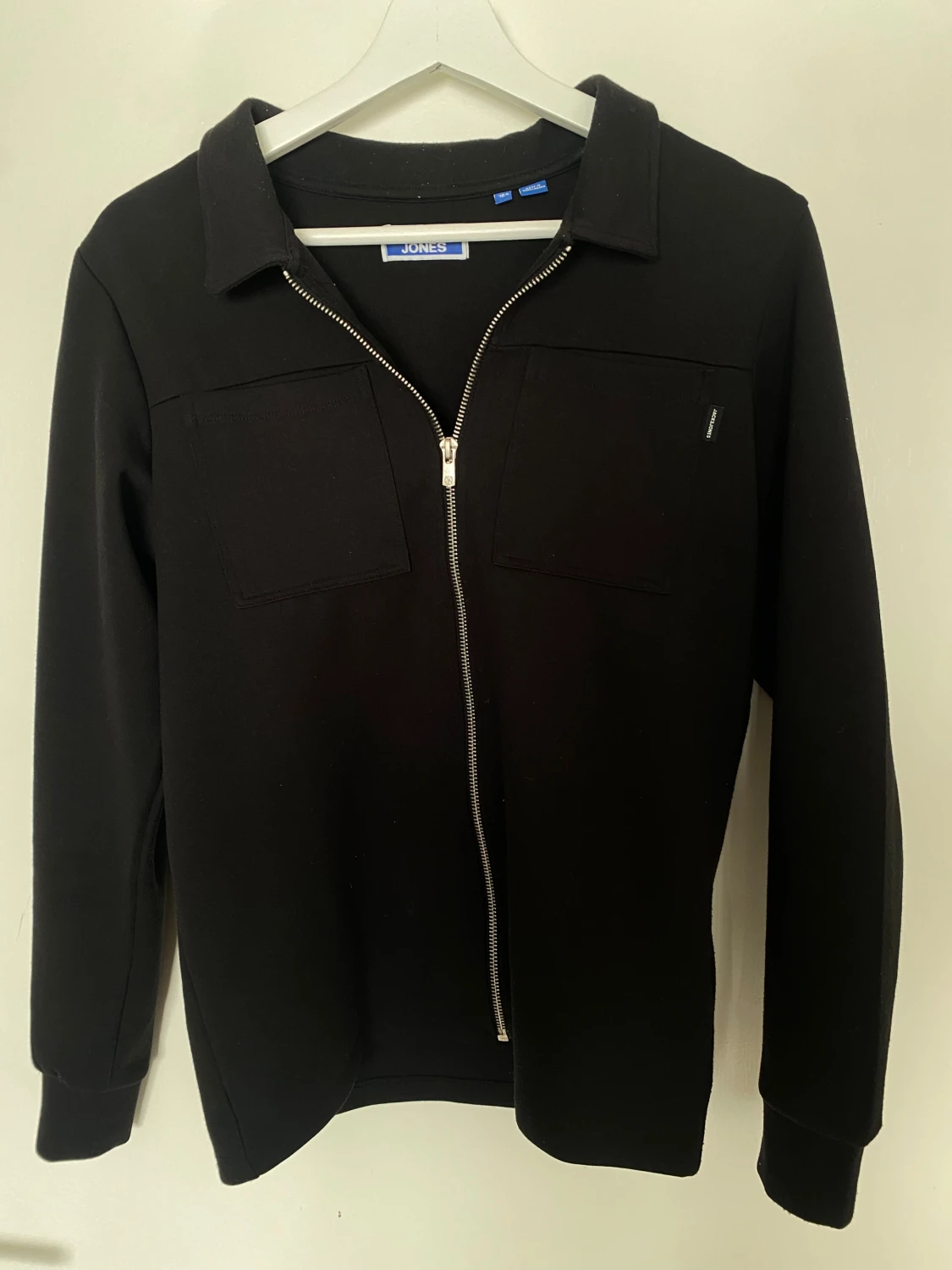 Svart overshirt från Jones med dragkedja