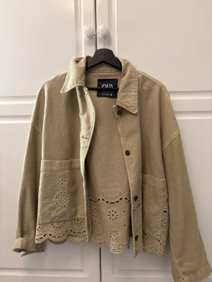 Zara jeans jacka  - Säljer min fina jeans jacka från Zara. Jätte fin grön färg med fint mönster💕💕