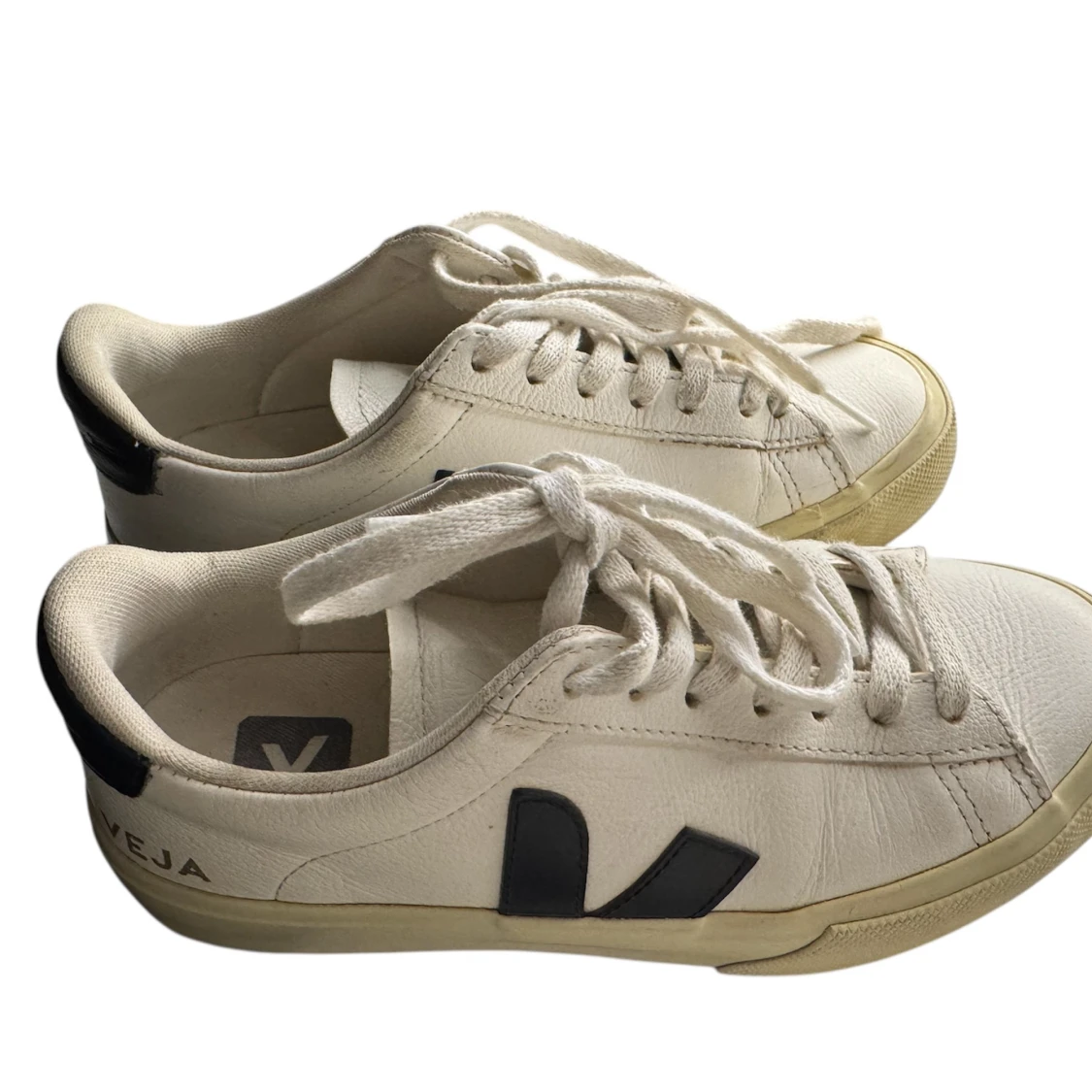 Veja vita sneakers med svart logga - 1