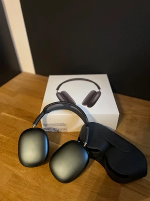 AirPods Max - Snygga AirPods Max i svart, komplett med originalförpackning, laddkabel och smart case. Hörlurarna är nästan aldrig använda. mycket gott skick utan synligt slitage. 