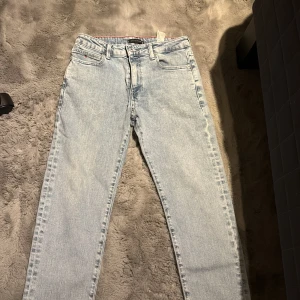 Tommy Hilfiger jeans  - Säljer ett par riktigt snygga Tommy Hilfiger jeans i storlek 152 som man verkligen trivs i! Jag säljer jeansen då jag växt ut de och har ingen användning av dem. Nypris ligger runt 900