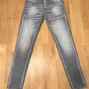 Dsquared2 Jeans Grå - Dsqquared2 Jeans i en fin ljusgrå helt nya!!! Storlek EU 31/IT 48