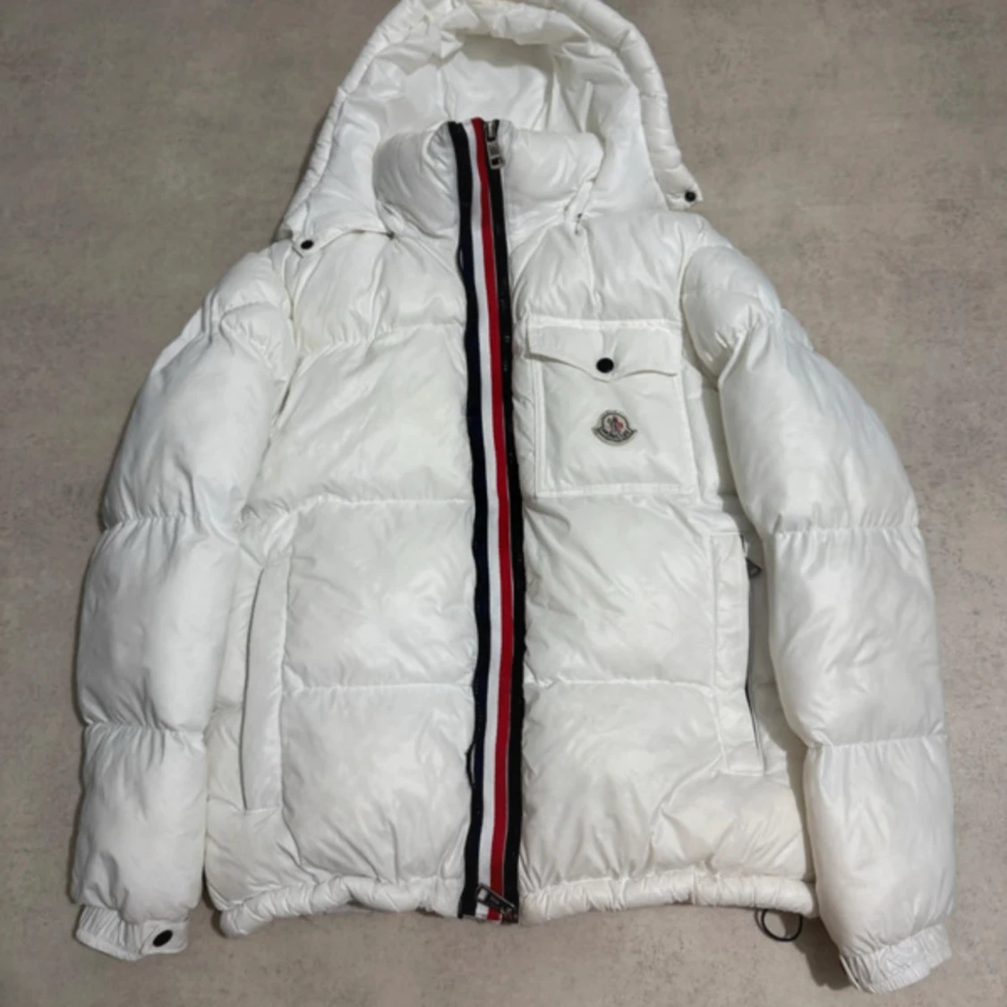 Vit Moncler pufferjacka med huva