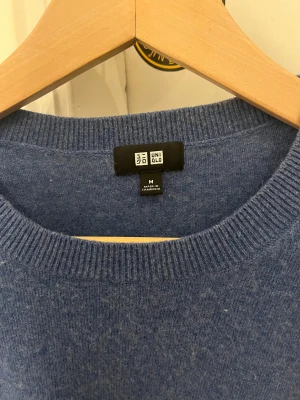 Blå kashmir tröja från Uniqlo - Säljer denna snygga ljusblåa kashmir tröja eftersom den är lite liten. Den är i nytt skick och har använts ytterst få gånger. Pris kan diskuteras.
