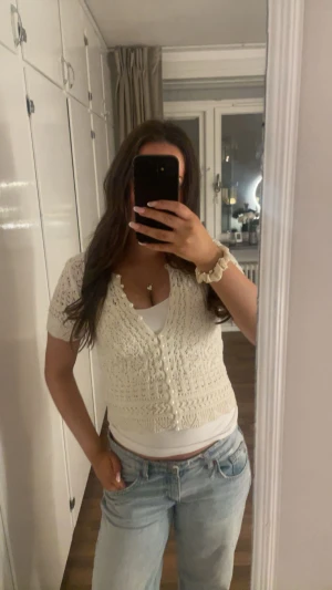 Vit stickad bolerotopp med pärlknappar - Supersöt vit stickad topp med korta ärmar och v-ringning