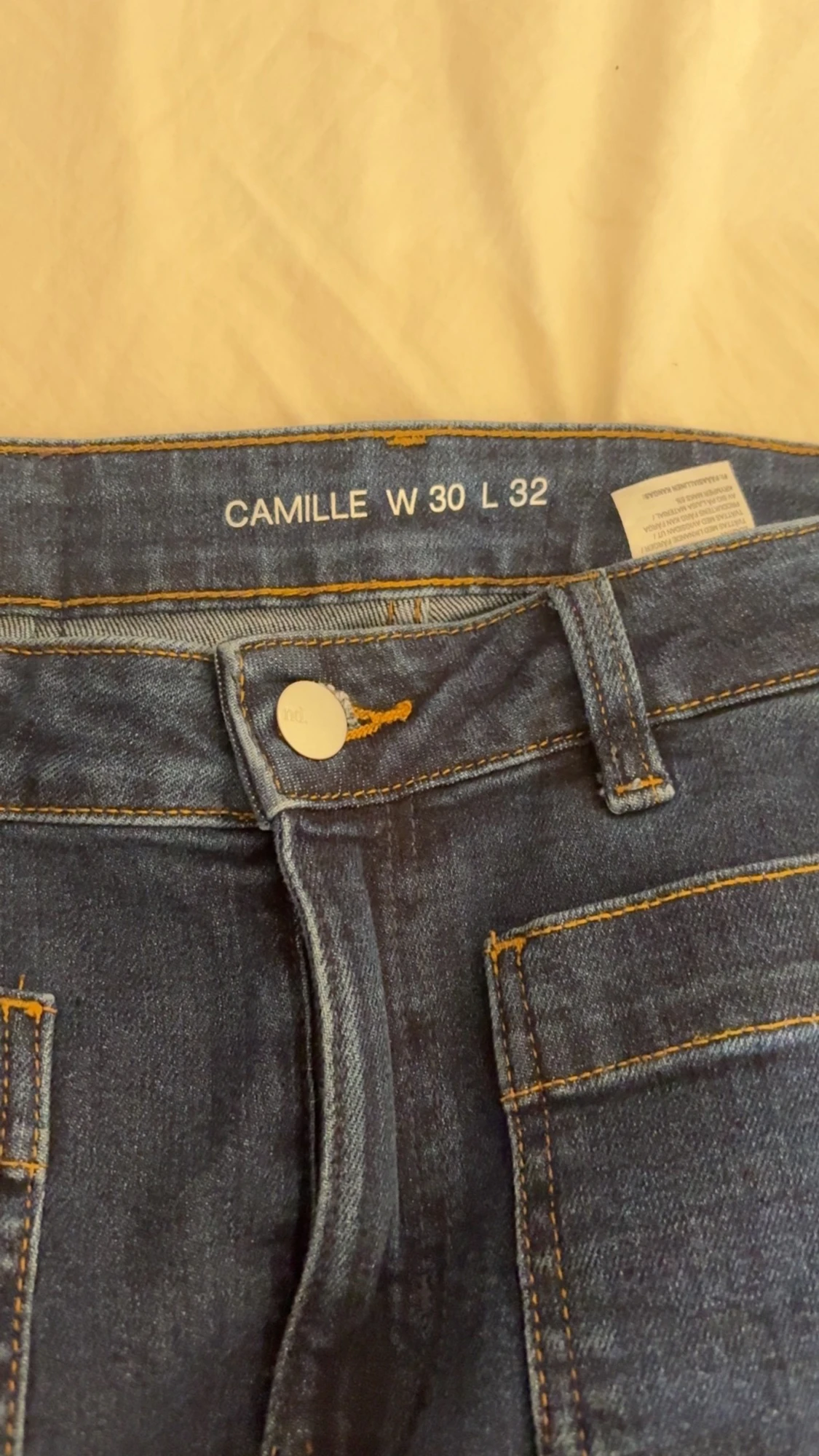 Mörkblå bootcut jeans.  - 2