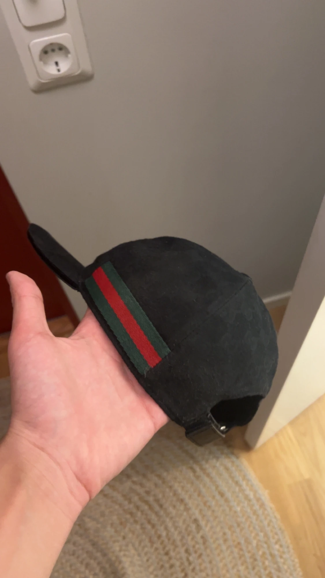 Svart keps från Gucci med läderdetaljer - 5