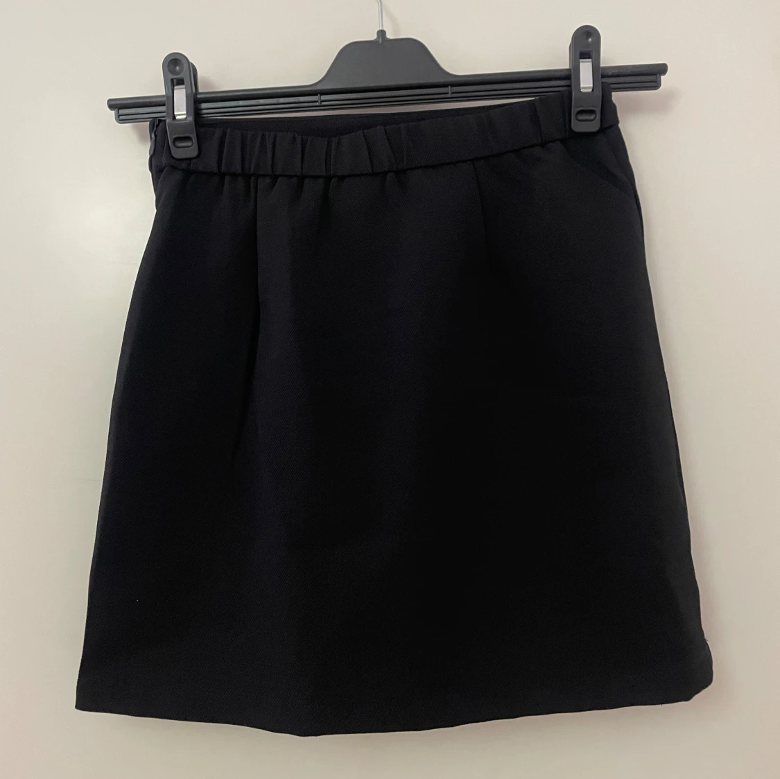 Svart kjol i kostym material  - 1