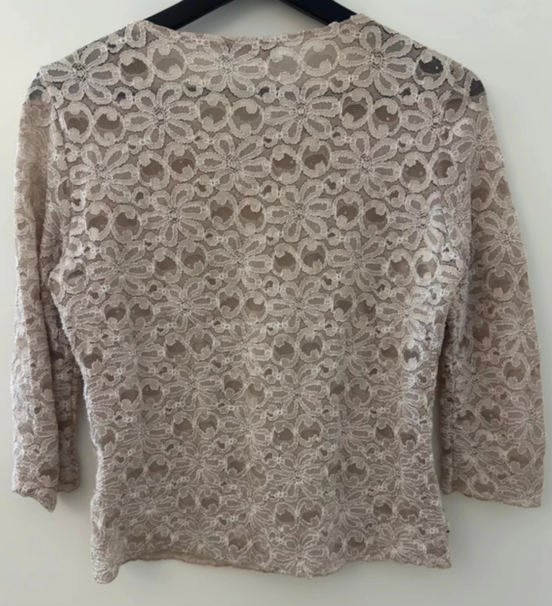 Beige spetsblus från Brittany Black - 3