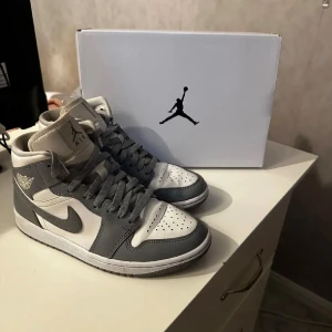 WMNS Air Jordan 1 Mid - De är använda men fräscha & är i storlek 38.