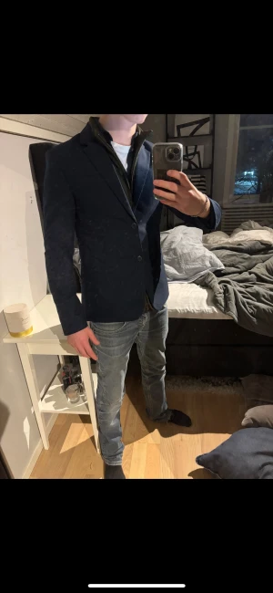 Navyblue kavaj med klassisk passform - Tja, säljer denna feta kavajen som används till overshirt. Den är i mycket bra skick och i storlek XS. Hör av er vid frågor eller funderingar!