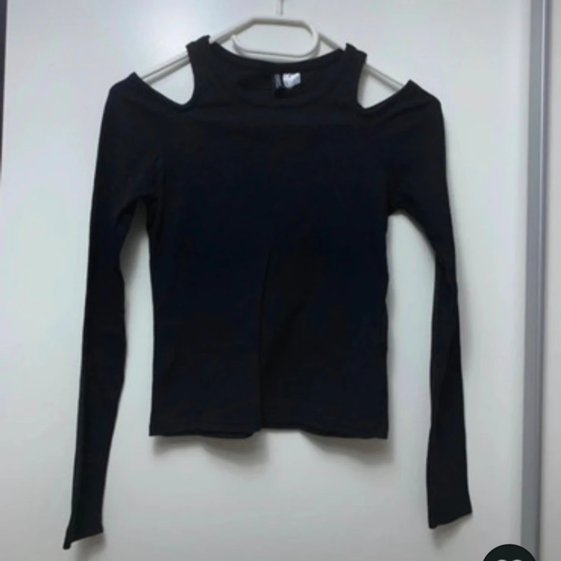 Svart långärmad topp med cut out