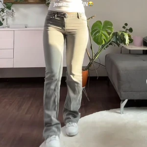 Jätte sköna och snygga Grå bootcut jeans - Säljer ett par gråa jeans med bootcut-modell och klassisk femficksdesign. Jeansen har en snygg, lite utsvängd passform nertill och är perfekta för dig som gillar en avslappnad men trendig stil. Andvända en gång