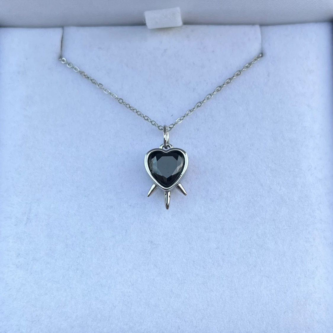 Maria Nilsdotter ”Three of Swords” inspirerat halsband - 2