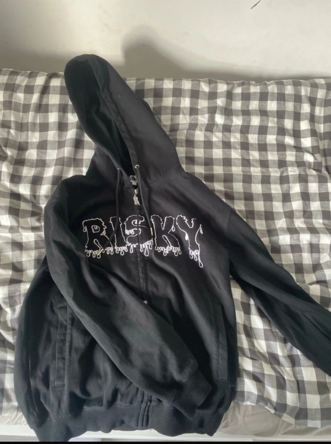 Svart hoodie med RISKY-tryck