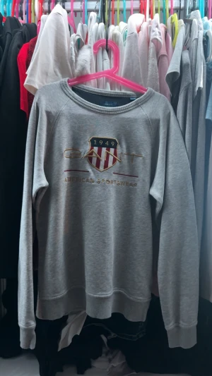 Grå Gant tröja - Mjukt tyg, grå färg, väldigt stilig, både för tjejer och killar, långa armar och köpt från en gant butik.☺️