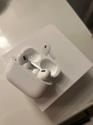 AirPods Pro (2nd Generation) USB-C - Fräscha och välfungerande AirPods Pro 2 med originalförpackning. Aktiv brusreducering, trådlös laddning och MagSafe-stöd. Skick: mycket bra, endast små ytliga repor på laddningsetuiet. Köptes i februari 2025 och har använts en handfull gånger. Säljer då jag använder andra hörlurar.
