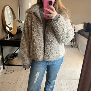 Beige teddyjacka - Supermysig teddyjacka i beige. Jackan har dragkedja framtill och är långärmad med en loose passform, jackan har fickor man dom syns inte på bilderna. Jackan är perfekt för hösten och vintern. 🐻