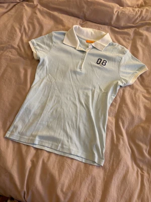 Vintage topp - Jättefin vintage topp, storlek xl men passar M bättre. Från Fishbone, det finns en liten fläck (se bild) men borde gå bort i tvätten.