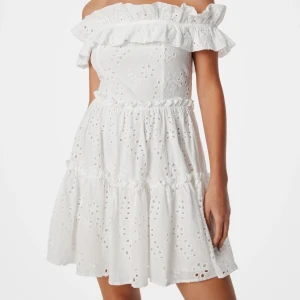 Vit klänning  - Säljer denna vita off shoulder-klänningen köpt på Bubbleroom!! Den är endast provad så prislapp finns kvar. Passar perfekt till student eller konfirmation 🤍Skriv för fler bilder 💕