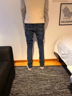 Nudie jeans - Ett par riktigt snygga blå nudie jeans. De är i mycket bra skick och i storlek 29:32. Hör av er vid eventuella funderingar!💬✅