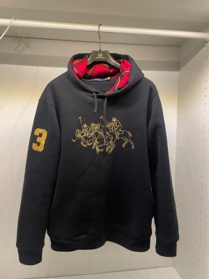 POLO RAPLH LAUREN HOODIE - Unik Ralph Lauren hoodie. Knappt använd. Vid frågor eller mer bilder så är det bara att slå en pling 🤙🏽